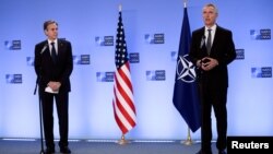 ​អគ្គ​លេខាធិការ​អង្គការ​អូតង់​លោក Jens Stoltenberg (ស្ដាំ) ថ្លែង​សុន្ទរកថា ខណៈ​ដែល​លោក​ជួប​ជាមួយ​នឹង​រដ្ឋមន្ត្រី​ការបរទេស​សហរដ្ឋ​អាមេរិក លោក Antony Blinken ក្នុង​ទីក្រុង​ប៊្រុចសែល ប្រទេស​ប៊ែលហ្សិក ថ្ងៃទី១៤ ខែមេសា ឆ្នាំ២០២១។ 