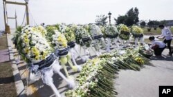 U.S. President Barack Obama (C) attends a wreath-laying ceremony at the Jose Marti monument in the Revolution Plaza in Havana next to the Vice-President of the Cuban Council Salvador Valdes Mesa (C-R).