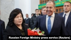 俄罗斯外交部长谢尔盖·拉夫罗夫在莫斯科欢迎朝鲜外相崔善姬（Choe Son Hui）。（2024年11月1日）