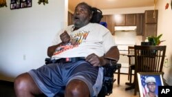 지난달 18일 판문점을 통해 월북한 트래비스 킹 이병의 할아버지 칼 게이츠가 미국 중북부 위스콘신주 러신에 있는 자택에서 손자에 대해 이야기하고 있다.