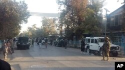 កងកម្លាំង​អាហ្វហ្គានីស្ថាន​ (រូប​ស្តាំ) ឈរ​យាម​នៅ​តាម​ផ្លូវ​មួយ​នៅ​ក្នុង​ក្រុង Kunduz ​ភាគ​ខាង​ជើង​នៃ​ក្រុង​កាប៊ុល ប្រទេស​អាហ្វហ្គានីស្ថាន​ កាលពី​ថ្ងៃទី១ ខែតុលា ឆ្នាំ២០១៥។