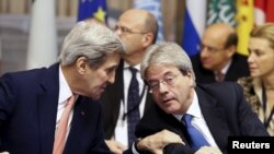 Menteri Luar Negeri AS John Kerry (kiri) dan Menteri Luar Negeri Italia Paolo Gentilonidi Roma, Italia, 13 Desember 2015. Setelah setahun pembahasan penghentian konflik Libya, negara-negara Barat upayakan perjanjian perdamaian Libya.