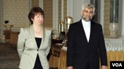 Perunding nuklir Saeed Jalili (kanan) dan pejabat Uni Eropa, Catherine Ashton di istana Ciragan, Istanbul, Turki - tempat berlangsungnya pembicaraan nuklir Iran, 21 Januari 2011.