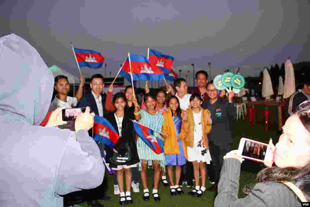 ពលរដ្ឋ​ខ្មែរ​អាមេរិក​ដែលរស់​នៅ​តំបន់​បច្ចេកវិទ្យា Silicon Valley ថត​រូប​ជាមួយ​កុមារី​ខ្មែរ​ទាំង​៥​ពី​​សាលា​​អន្តរជាតិ Ligar Learning Center​​ ដែល​បាន​បង្កើត​កម្មវិធី​ទូរស័ព្ទ​សម្រាប់​លក់​ផលិតផល​ខ្មែរ នៅ​ក្រោយ​ការ​ប្រកួត​​​ផ្តាច់​ព្រ័ត្រ​ Technovation Challenge World Pitch Summit នៅ​ទី​ស្នាក់ការ​កណ្តាល​ក្រុមហ៊ុន​បច្ចេកវិទ្យា Google នៅ​ក្រុង Mountain View រដ្ឋ​កាលីហ្វរញ៉ា សហរដ្ឋ​អាមេរិក កាល​ពី​ថ្ងៃ​ព្រហស្បតិ៍ ​ទី​១០ ខែ​សីហា ឆ្នាំ​២០១៧។ (សឹង សុផាត/VOA)