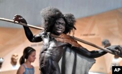 یک نمونه بازسازی شده از آنچه که یک انسان راست‌قامت به آن شبیه بود در نمایشگاهی در آلمان (ارشیو)