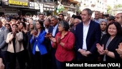 DEM Parti ve DBP basın açıklaması yaptı. Açıklama için toplanan gruplar sık sık Öcalan ve Selahattin Demirtaş lehine sloganlar attı.