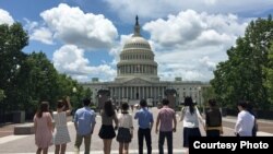 지난 2018년 7월 미국에서 통일 지도자 연수를 받은 남북한 출신 청년들이 워싱턴 연방의사당을 방문했다. (자료사진)