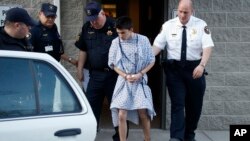 Aleks Xribal - maktabda bolalarga pichoq o'qtalgan o'quvchi.