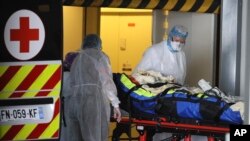 5일 프랑스 렌에서 신종 코로나바이러스 감염증(COVID-19) 확진자가 병원으로 이송되고 있다. 