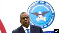 Menteri Pertahanan AS Lloyd Austin berbicara kepada media selama konferensi pers bersama dengan Menteri Pertahanan Georgia Juansher Burchuladze setelah pembicaraan mereka di Tbilisi, Georgia, 18 Oktober 2021. (Foto: AP)