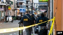 Penyelidik FBI tiba di lokasi kejadian di mana truk pikap Ford F-150 putih menabrak lift kerja setelah diduga menabrak kerumunan orang yang sedang merayakan Tahun Baru di French Quarter, New Orleans, Louisiana, 1 Januari 2025.