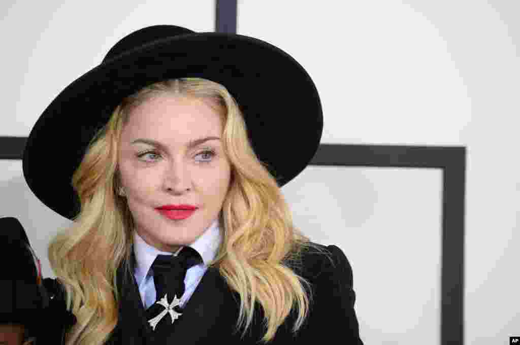 Madonna tiba di karpet merah Grammy Awards ke-56. (AP/Jordan Strauss)