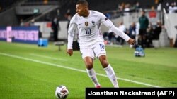 L'attaquant français Kylian Mbappé lors du match de football de l'UEFA Nations League entre la Suède et la France le 5 septembre 2020 à la Friends Arena de Solna, près de Stockholm.