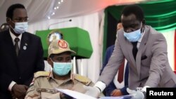 Letnan Jenderal Mohamed Hamdan Dagalo, wakil kepala dewan militer, menjelang penandatangan perjanjian damai antara pemerintah pembagian kekuasaan Sudan dan lima kelompok pemberontak di Juba, Sudan Selatan, 31 Agustus 2020. 