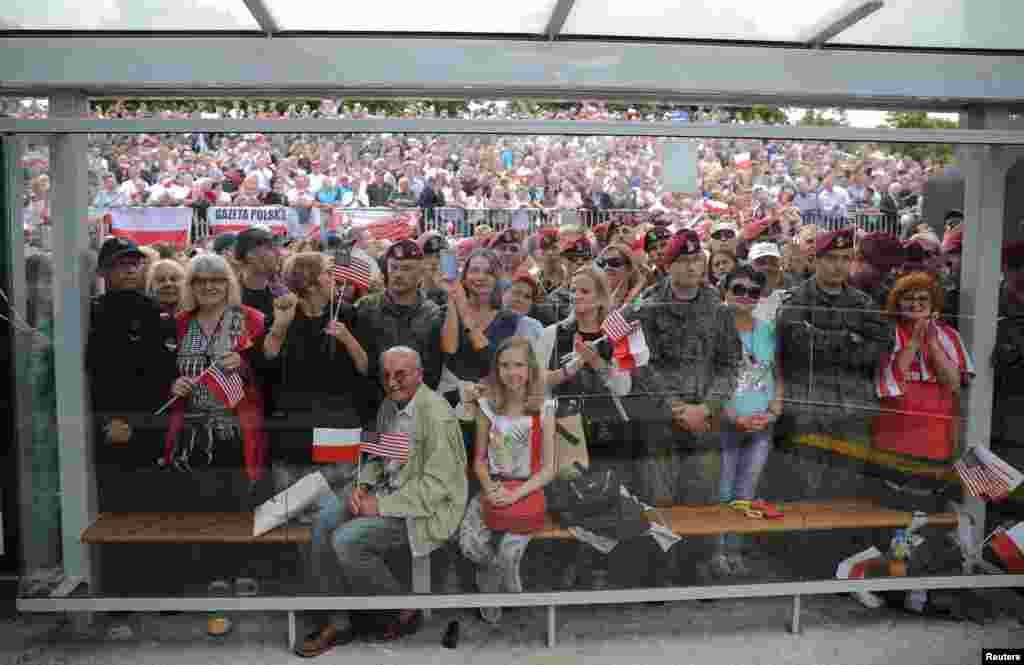 People listen to U.S. President Donald Trump&#39;s public speech at Krasinski Square, in Warsaw, July 6, 2017.