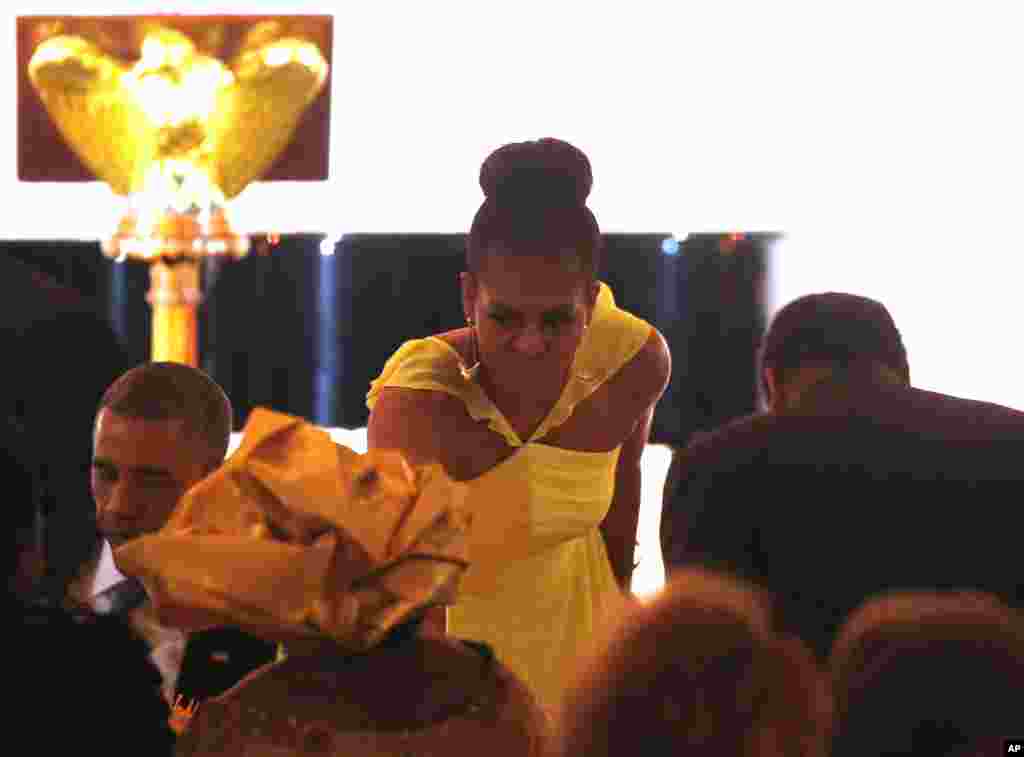 Birinchi xonim Mishel Obama (markazda) va prezident Barak Obama AQSh-Afrika sammiti ishtirokchilari uchun uyushtirilgan ziyofat kechasida, Vashington, 5-avgust, 2014-yil.