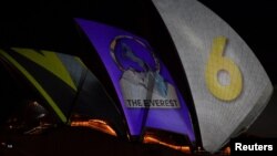 Iklan pengumuman hasil lomba pacuan kuda di Sydney Opera House, Selasa (9/10). memicu protes di Australia. (Foto: AAP/Brendan Esposito/Reuters)