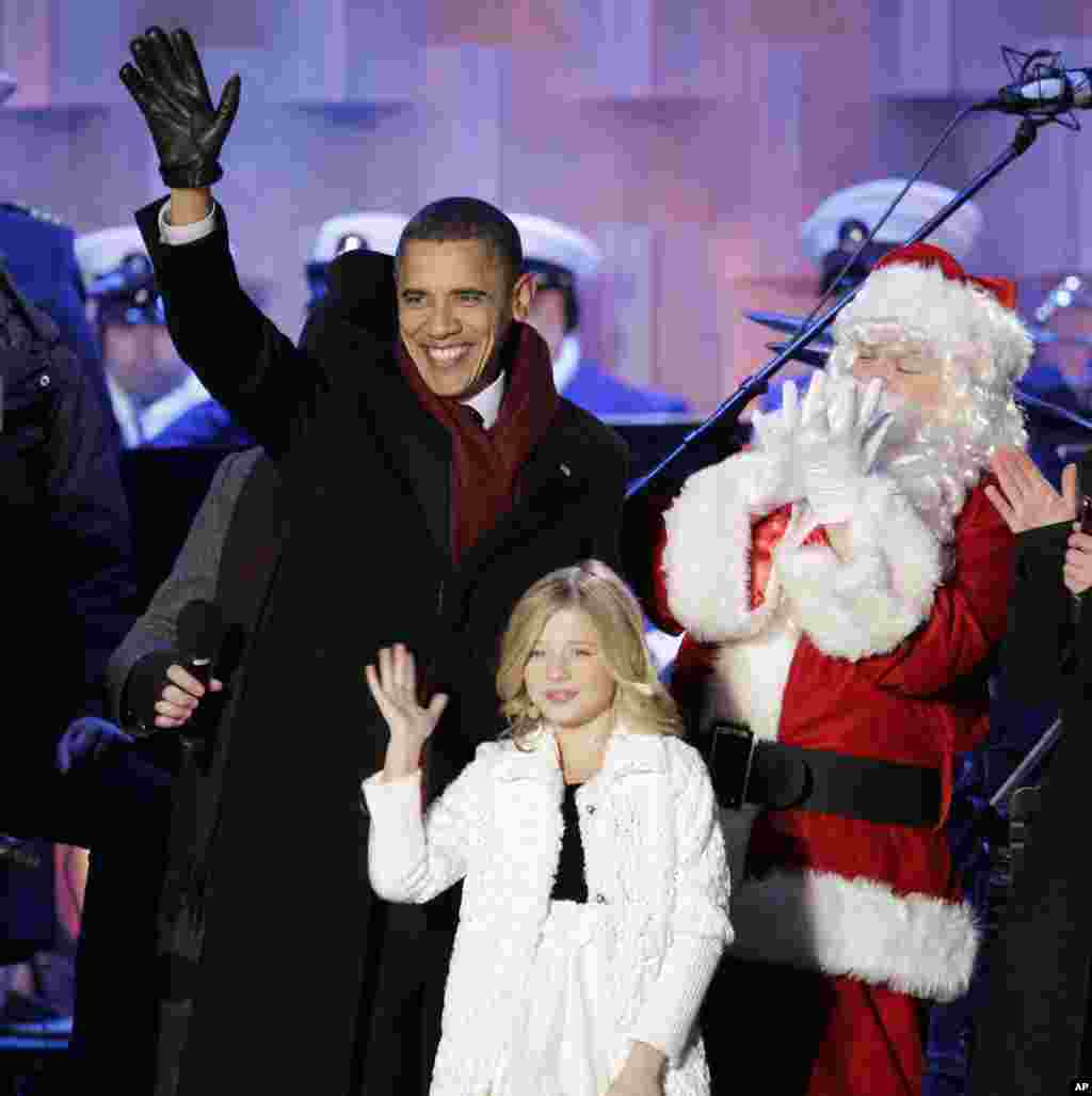 2010年12月9日，在白宫圣诞树点灯后，圣诞老人站在美国总统奥巴马和小歌手杰基&middot;伊万科旁边。在2017年特朗普总统就职典礼上，伊万科应邀演唱国歌。