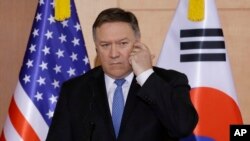 រដ្ឋមន្រ្តី​ការបរទេស​ Mike Pompeo ស្តាប់​សំណួរ​អំឡុង​សន្និសីទ​រួម​ជាមួយ​រដ្ឋ​មន្រ្តី​ការបរទេស​កូរ៉េ​ខាងត្បូង ​Kang Kyung-wha និង​រដ្ឋ​មន្រ្តី​ការបរទេស​ជប៉ុន​ Taro Kono បន្ទាប់​ពី​កិច្ច​ប្រជុំ​របស់​ពួកគេ​នៅ​ក្រសួង​ការបរទេស​ក្នុង​ទីក្រុង​សេអ៊ូល​ប្រទេស​កូរ៉េ​ខាងត្បូង​កាលពី​ថ្ងៃទី​១៤ មិថុនា ឆ្នាំ ២០១៨។