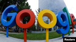 谷歌公司在北京的办公室外面有谷歌的品牌标志（2018年8月8日，用鱼眼镜头拍摄的照片）。