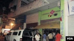 Warga mengerumuni salon tempat para jenazah ditemukan di Acapulco, Meksiko, Sabtu (23/4).