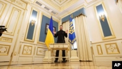 Украинскиот претседател Володимир Зеленски зборува на прес-конференција во Киев на 26 февруари 2025 година