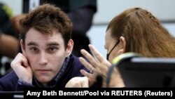 Nikolas Kruz tokom sudskog procesa koji se protiv njega vodio zbog ubistva 17 učenika srednje škole u Parklendu (Foto: Amy Beth Bennett/Pool via REUTERS)