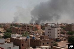 Asap mengepul dari lingkungan pusat Khartoum, Sudan, Minggu, 16 April 2023, setelah puluhan orang tewas dalam pertempuran sengit selama dua hari. (Foto: AP)