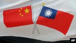 엇갈린 타이완 청천백일기(오른쪽)와 중국 오성홍기.