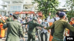 កម្រងរូបភាពVOA៖ អាជ្ញាធរ​ហាម​មិន​ឲ្យ​ជួបជុំ​ក្នុង​ខួប៤ឆ្នាំ​នៃ​ឃាតកម្ម​លោក កែម ឡី ខណៈ​ហៅ​យុវជន​ម្នាក់​ទៅ​សាកសួរ