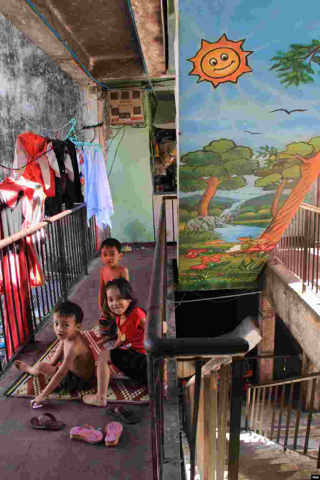 ក្មេងៗ​លេង​នៅ​​អគារ​ប៊ូលឌីង​កាល​ពី​ថ្ងៃ​សុក្រ​ទី​៥ ខែ​កញ្ញា ឆ្នាំ​២០១៤។ (នូវ ពៅលក្ខិណា/VOA) 