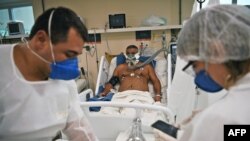 22일 브라질 리우데자네이루의 오션이코 병원에서 신종 코로나바이러스 감염증(COVID-19) 환자가 치료 받고 있다. 
