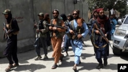Des combattants talibans patrouillent dans le quartier de Wazir Akbar Khan à Kaboul, en Afghanistan, le mercredi 18 août 2021.