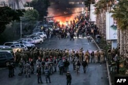 Harakati za kikundi cha Kishia cha Hezbollah kimezuia barabara inayoelekea uwanja wa ndege wa Kimataifa wa Beirut kupinga kuzuiwa kwa ndege mbili za Iran kutua hapo, huko Beirut Feb. 15, 2025.