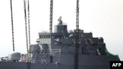 韩国军舰天安号沉没后被打捞出水面