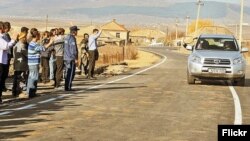 თბილისის-ახალქალაქის ახალ გზაზე პირველმა პრეზიდენტმა გაიარა, 2010 ნოემბერი