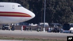 지난 1월말, 전세기 편으로 캘리포니아주 마치 공군기지에 도착한 미국민이 코로나바이러스 격리 시설로 이동하기 위해 버스를 타고 있다.