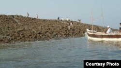 Zalzala Jazeera (Earthquake Island) in Pakistan, Nov. 22, 2013 (WWF's Abdul Rahim for VOA).