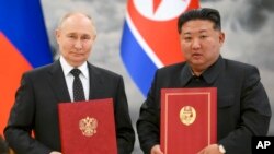 Ruski predsjednik Vladimir Putin, lijevo, i lider Sjeverne Koreje Kim Jong Un poziraju za fotografiju tokom ceremonije potpisivanja novog partnerstva u Pjongjangu, Sjeverna Koreja, 19. juna 2024. (Kristina Kormilitsyna, Sputnjik, Kremlin Pool Photo via AP, fajl)