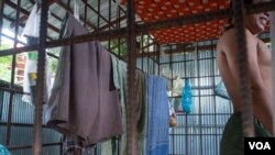 کرونا وائرس چین سے کئی ممالک منتقل ہوا ہے جس کی روک تھام کے لیے احتیاطی اقدامات سخت کیے گئے ہیں۔ دوسرے ممالک سفر کرنے والوں کو بھی ماسک پہننے کی ہدایات جاری کی گئی ہیں۔