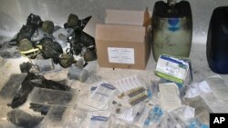 Militer Suriah menunjukkan berbagai perlengkapan bahan kimia yang menurut mereka berhasil disita dari tempat persembunyian pemberontak di dekat Damaskus (24/8). 