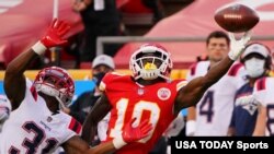 Kansas City Chiefs wide receiver Tyreek Hill (10) tries to catch a pass against New England Patriots defensive back Jonathan Jones (31) during the first quarter of a NFL game in Kansas City, Missouri, Oct. 5, 2020. (Jay Biggerstaff/USA TODAY Sports) 