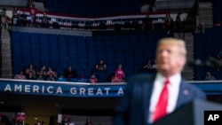 អ្នក​គាំទ្រ​លោក​ប្រធានាធិបតី ដូណាល់ ត្រាំ ស្ដាប់​លោក​ថ្លែង​សុន្ទរកថា​ នៅ​ក្នុង​ជំនួប​ជាមួយ​នឹង​អ្នក​គាំទ្រ​របស់​លោក​នៅ​មជ្ឈមណ្ឌល BOK ក្នុង​ទីក្រុង Tulsa រដ្ឋ Okhlahoma កាល​ពី​ថ្ងៃ​ទី​២០ ខែមិថុនា ឆ្នាំ​២០២០។