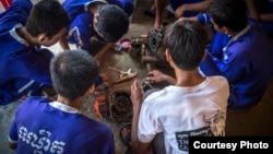 អនីតិជន​ដែល​ជា​ទណ្ឌិត​កំពុង​រៀន​ជួសជុល​គ្រឿងចក្រ​ក្នុង​គម្រោង​វគ្គ​បណ្តុះ​បណ្តាល​របស់​អង្គការ​ជីវិត​នៅ​កម្ពុជា។ (រូបថត​ផ្តល់​ឲ្យ​ដោយ This Life Cambodia) 