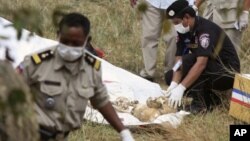 មន្ត្រី​ប៉ូលិស​ប្រមូល​ឆ្អឹង​​លលាដ៍​​និង​ឆ្អឹង​មនុស្ស​ផ្សេង​ទៀត​ដែល​ត្រូវ​គេ​គិត​ថា ​ជា​របស់​​សព​លោក Laurent Vallier និង​កូន​របស់​លោក​​នៅ​ខេត្ត​កំពង់ស្ពឺ​កាល​ពី​ថ្ងៃ​ទី​​១៥​ ខែ​មករា ឆ្នាំ​២០១២។