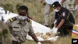 ប៉ូលិស​ប្រមូល​សាកសព​ Laurent Vallier និង​កូនបួននាក់​នៅខេត្ត​កំពង់​ស្ពឺ ថ្ងៃ​១៥​មករា​២០១២