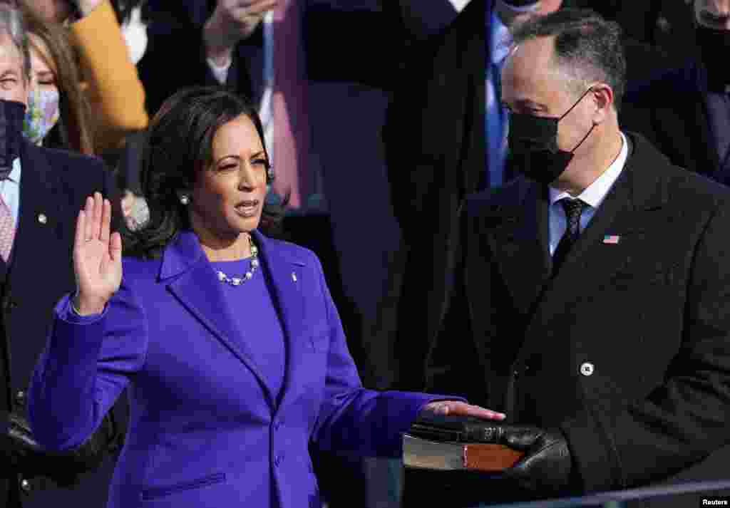 Kamala Harris akila kiapo kuwa Makamu Rais wa Marekani, nje ya Bunge la Marekani, Washington, U.S., January 20, 2021. REUTERS/Kevin Lamarque