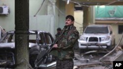 Anggota pasukan keamanan Afghanistan berjaga di depan Kedutaan Spanyol pasca serangan Taliban di Kabul (12/12). 