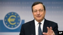 Kepala Bank Sentral Eropa, Mario Draghi, mengeluarkan pengumuman yang akan segera mengurangi tekanan keuangan pada negara-negara yang bermasalah di benua itu, menurunkan tingkat suku bunga sebagian utang mereka (foto: dok). 