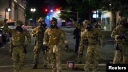 Pripadnici federalne policije stoje naspram demonstranata u Portlendu u Oregonu 18. jula 2020.